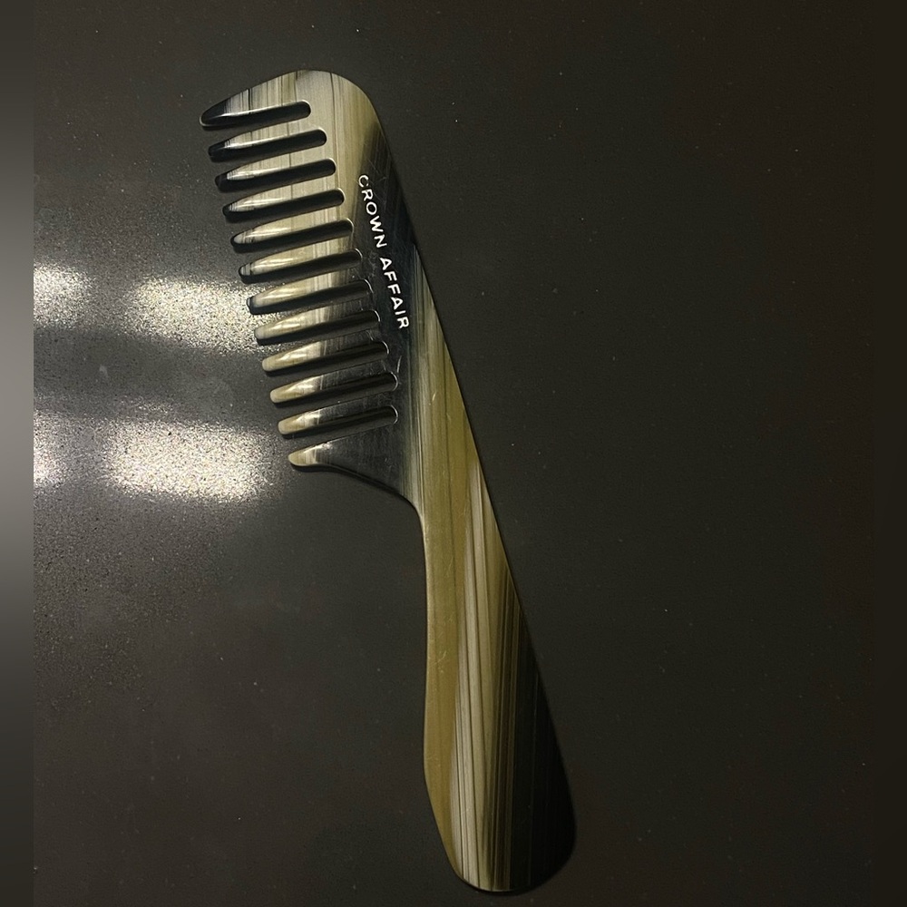 Crown Affair the comb no. 002